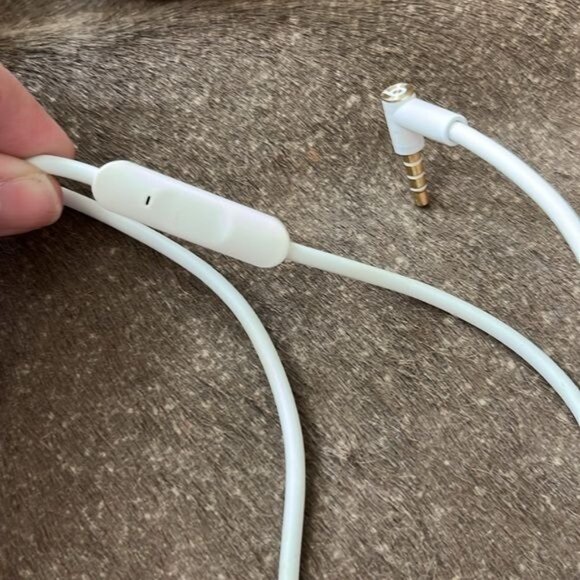 Beats by Dr. Dre Studio 2 Wireless Over Ear Headphones - Picture 3 of 12